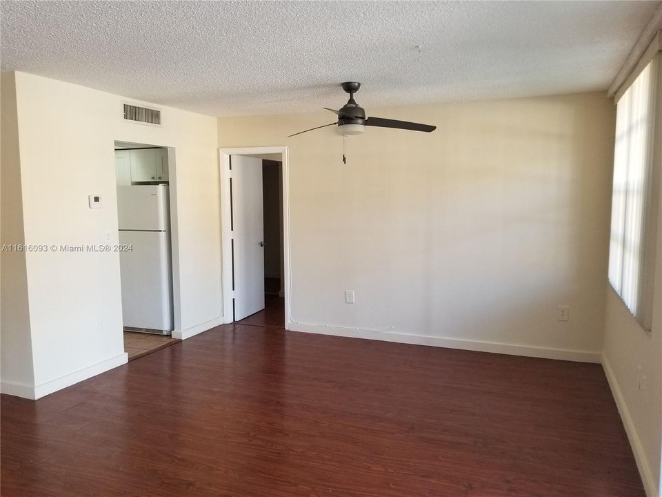 For Sale: $339,000 (1 beds, 1 baths, 909 Square Feet)