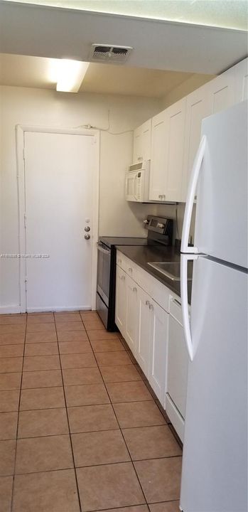 For Sale: $339,000 (1 beds, 1 baths, 909 Square Feet)