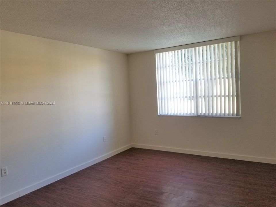 For Sale: $339,000 (1 beds, 1 baths, 909 Square Feet)