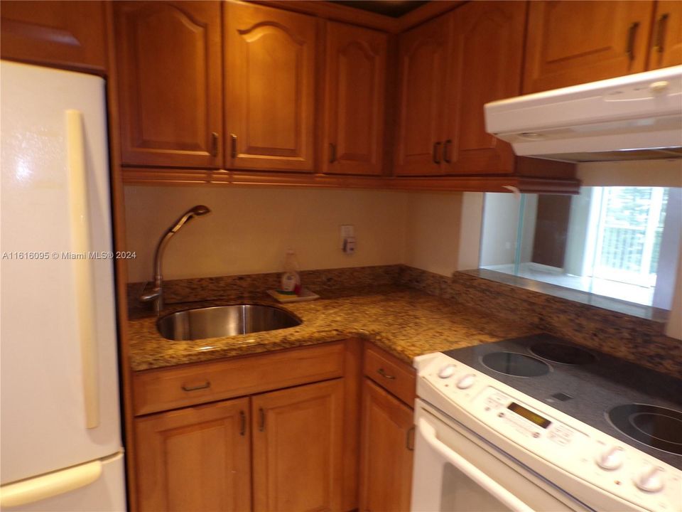 For Sale: $289,900 (1 beds, 1 baths, 768 Square Feet)