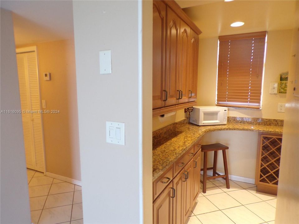 For Sale: $289,900 (1 beds, 1 baths, 768 Square Feet)