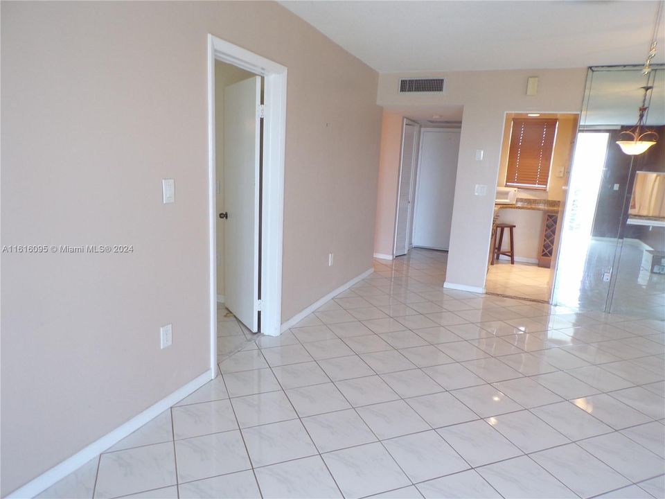 For Sale: $289,900 (1 beds, 1 baths, 768 Square Feet)