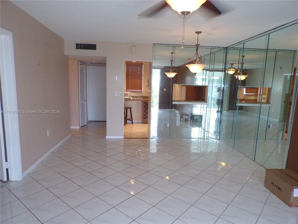 For Sale: $289,900 (1 beds, 1 baths, 768 Square Feet)