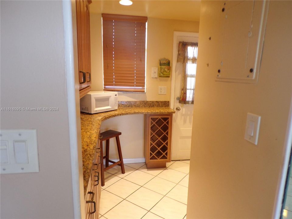 For Sale: $289,900 (1 beds, 1 baths, 768 Square Feet)