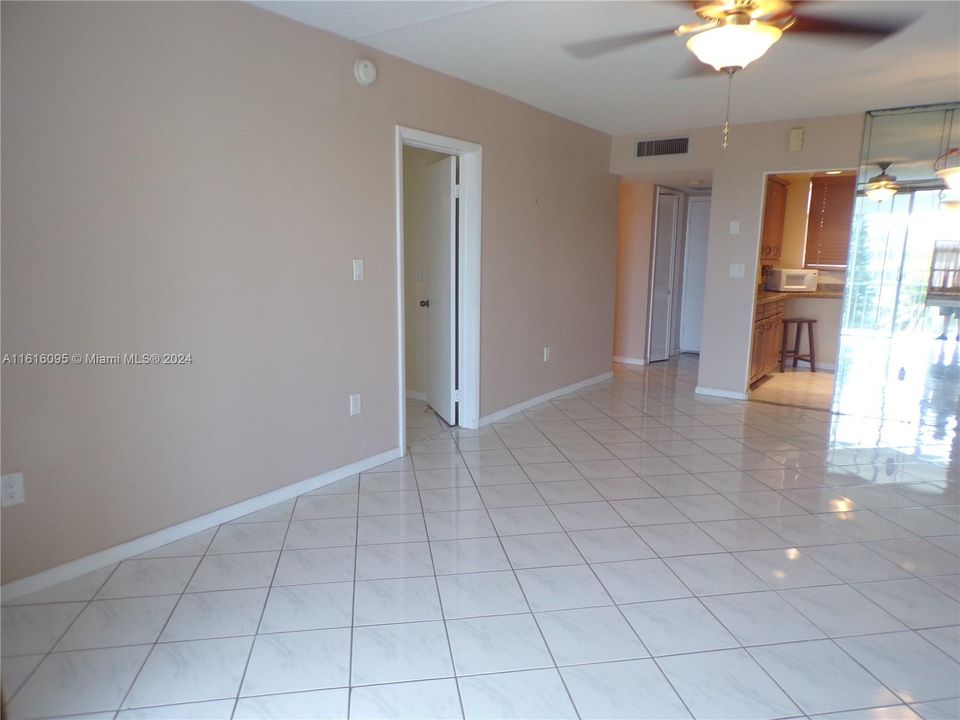 For Sale: $289,900 (1 beds, 1 baths, 768 Square Feet)