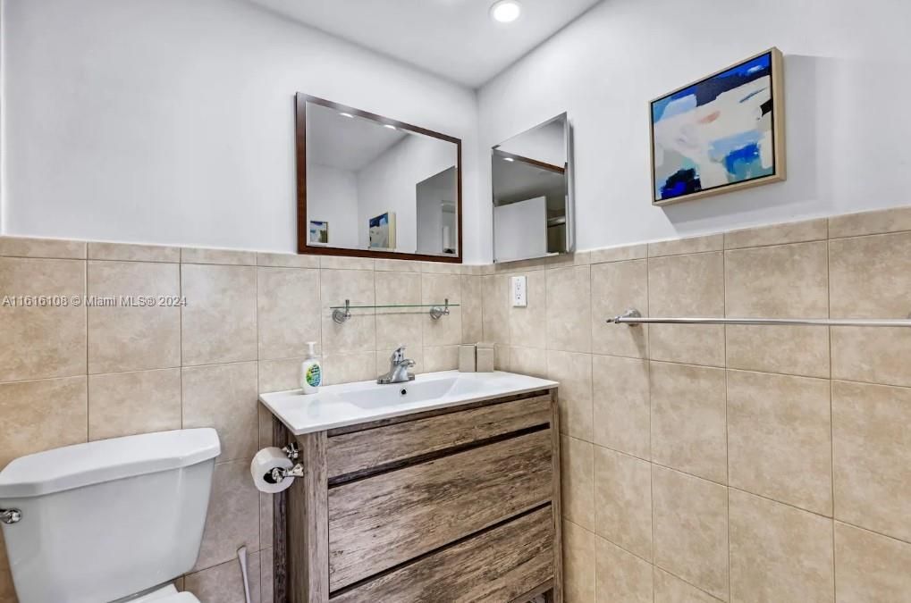For Sale: $500,000 (1 beds, 1 baths, 874 Square Feet)