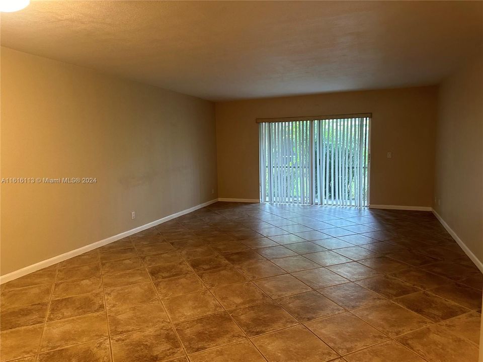 For Rent: $1,950 (1 beds, 1 baths, 917 Square Feet)