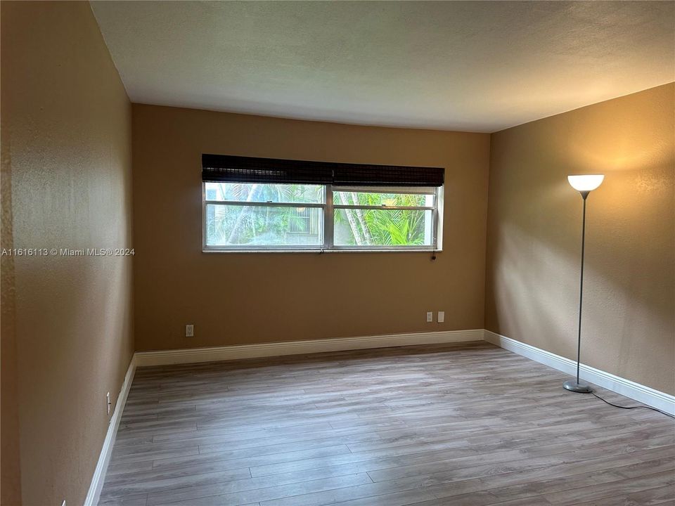 For Rent: $1,950 (1 beds, 1 baths, 917 Square Feet)