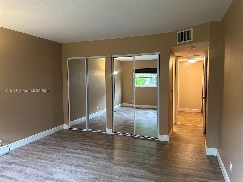 For Rent: $1,950 (1 beds, 1 baths, 917 Square Feet)