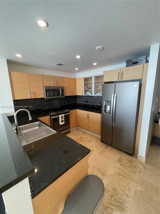 For Rent: $3,200 (1 beds, 2 baths, 950 Square Feet)