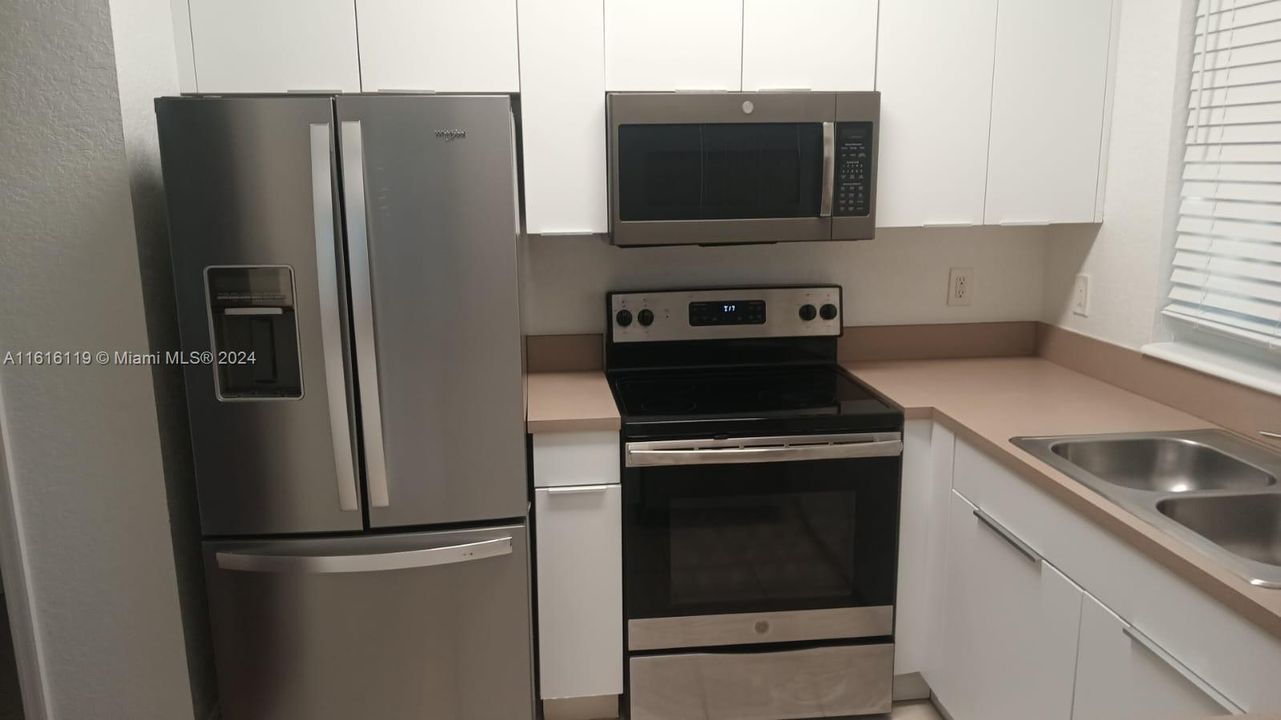 For Rent: $1,750 (1 beds, 1 baths, 716 Square Feet)