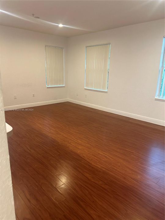 For Rent: $1,750 (1 beds, 1 baths, 716 Square Feet)