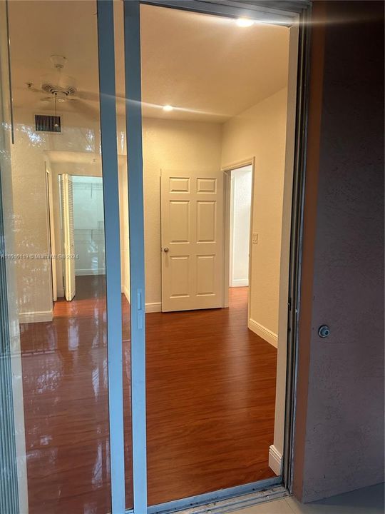 For Rent: $1,750 (1 beds, 1 baths, 716 Square Feet)