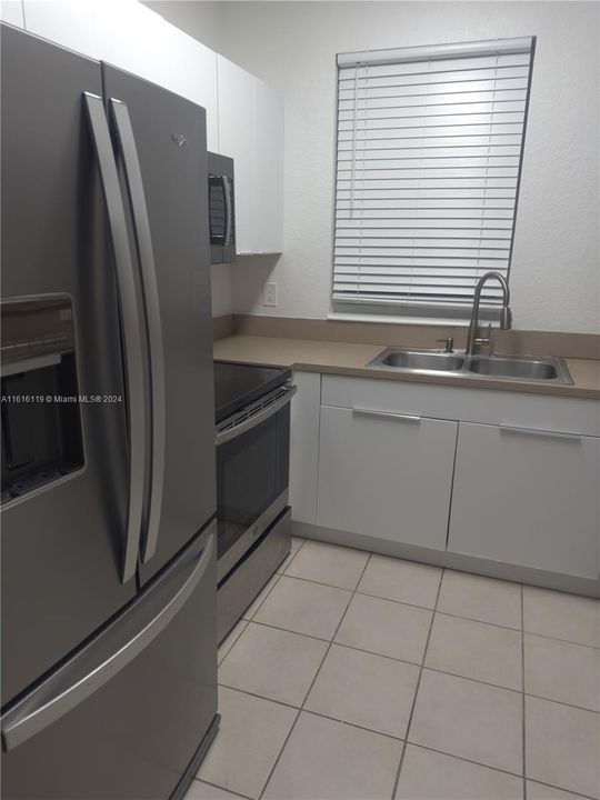 For Rent: $1,750 (1 beds, 1 baths, 716 Square Feet)