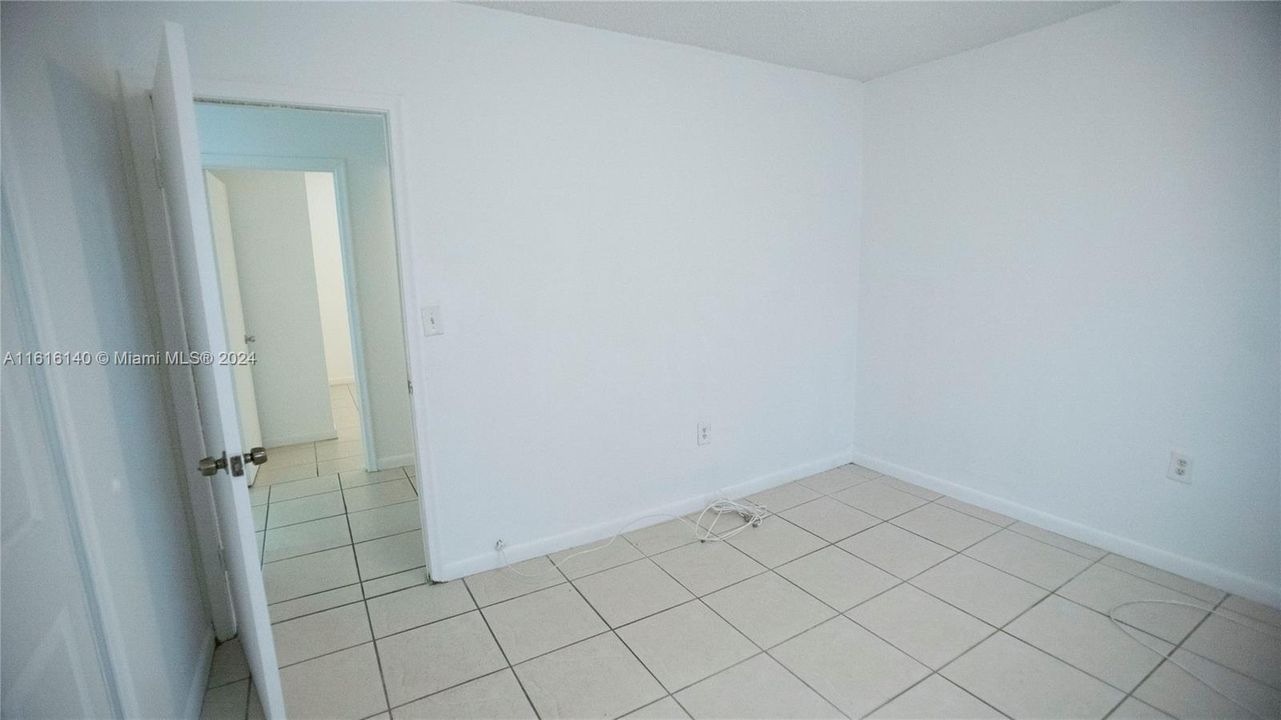 For Rent: $2,500 (3 beds, 2 baths, 4920 Square Feet)