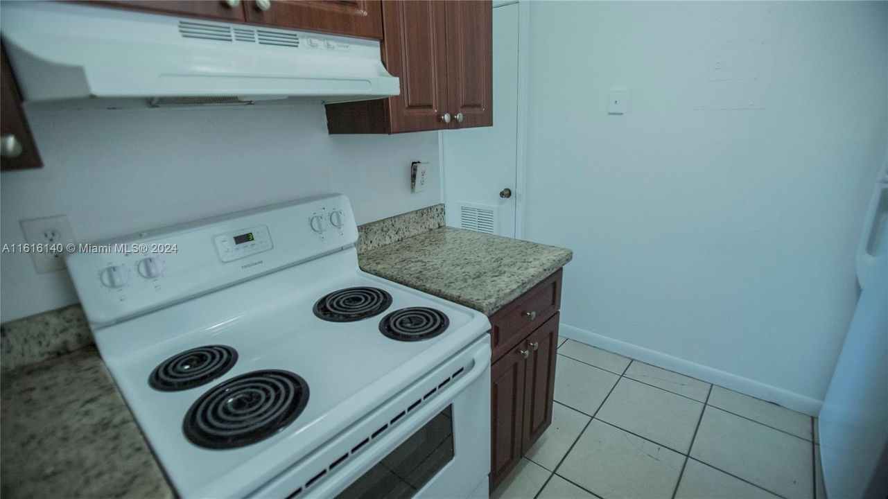 For Rent: $2,500 (3 beds, 2 baths, 4920 Square Feet)