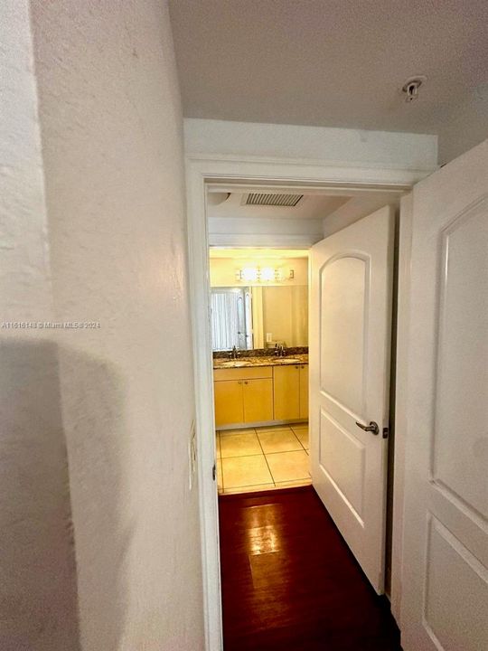 For Sale: $315,000 (1 beds, 1 baths, 745 Square Feet)