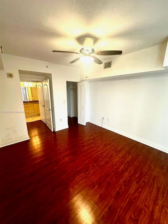 For Sale: $315,000 (1 beds, 1 baths, 745 Square Feet)