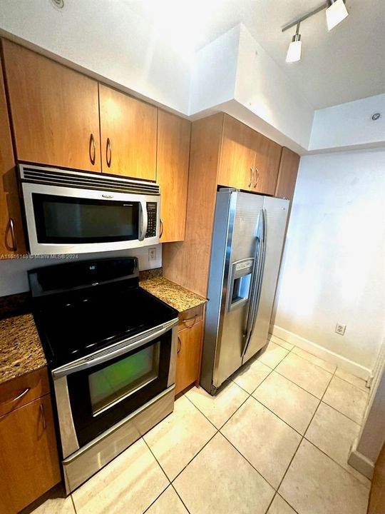 For Sale: $315,000 (1 beds, 1 baths, 745 Square Feet)