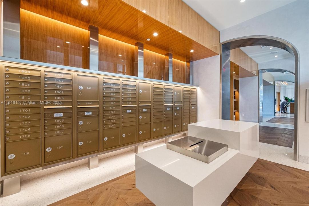 Recently Sold: $1,650,000 (2 beds, 2 baths, 1310 Square Feet)