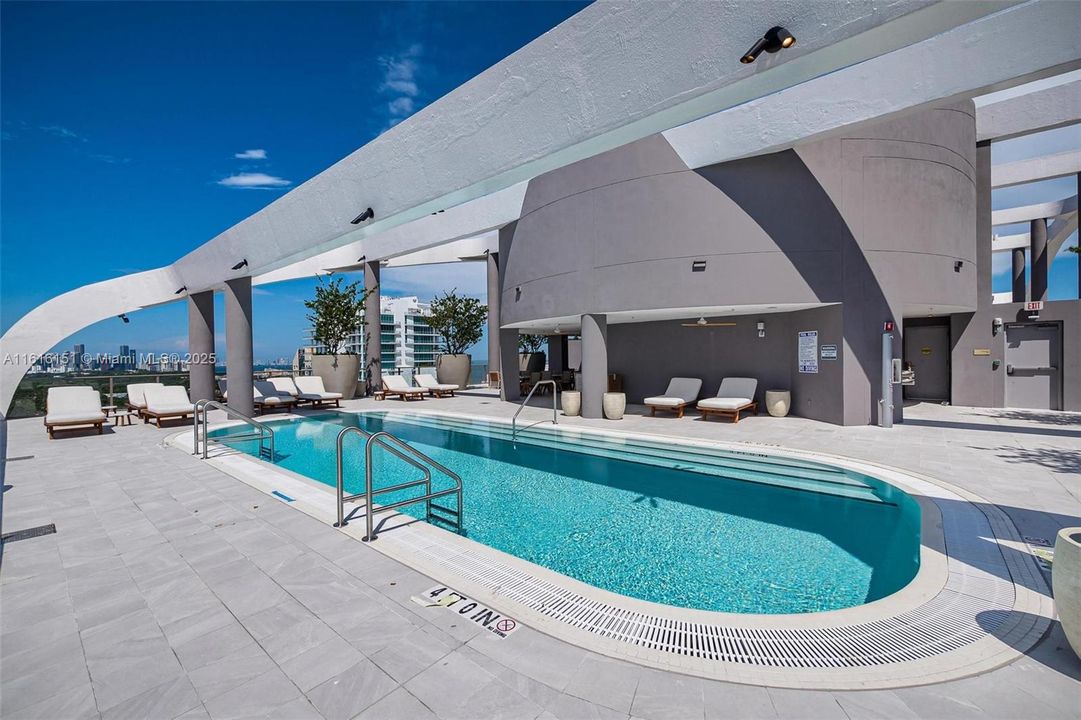 Recently Sold: $1,650,000 (2 beds, 2 baths, 1310 Square Feet)