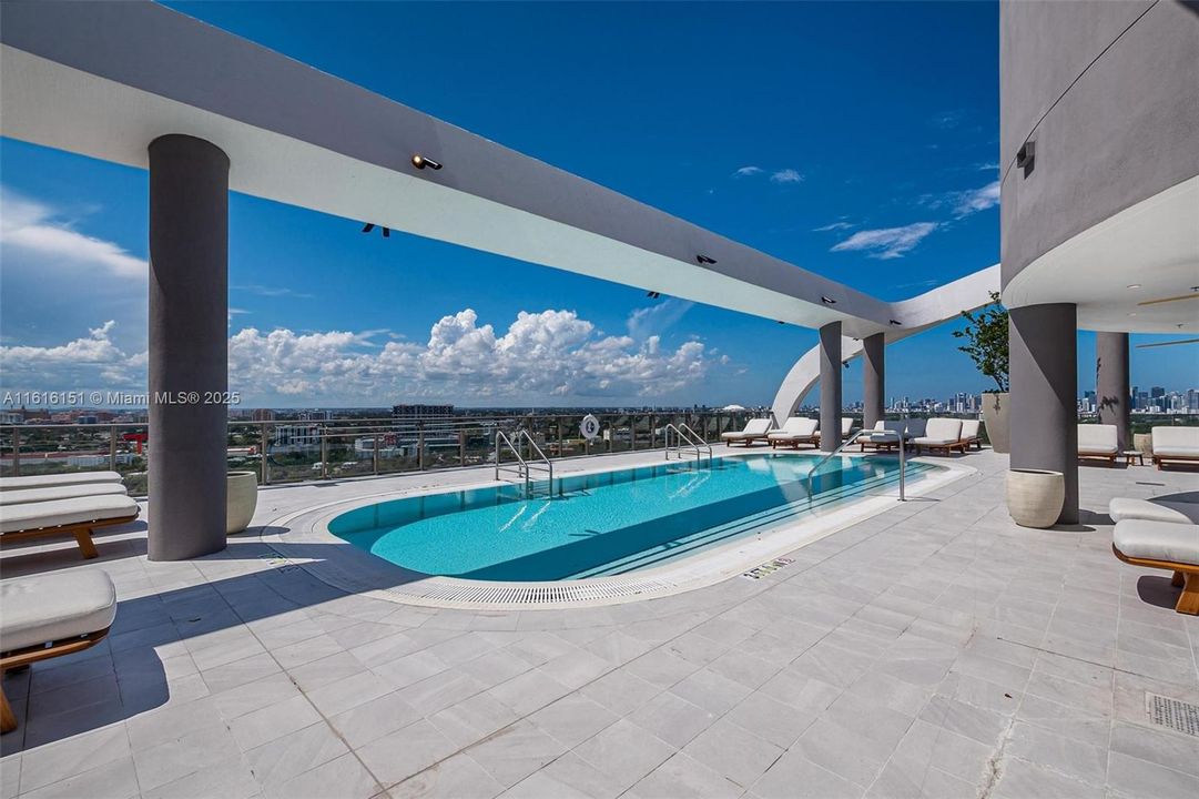Recently Sold: $1,650,000 (2 beds, 2 baths, 1310 Square Feet)