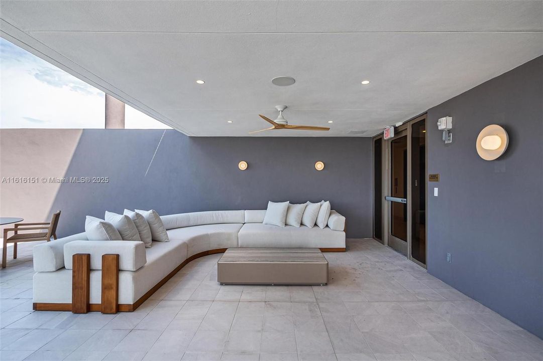 Recently Sold: $1,650,000 (2 beds, 2 baths, 1310 Square Feet)