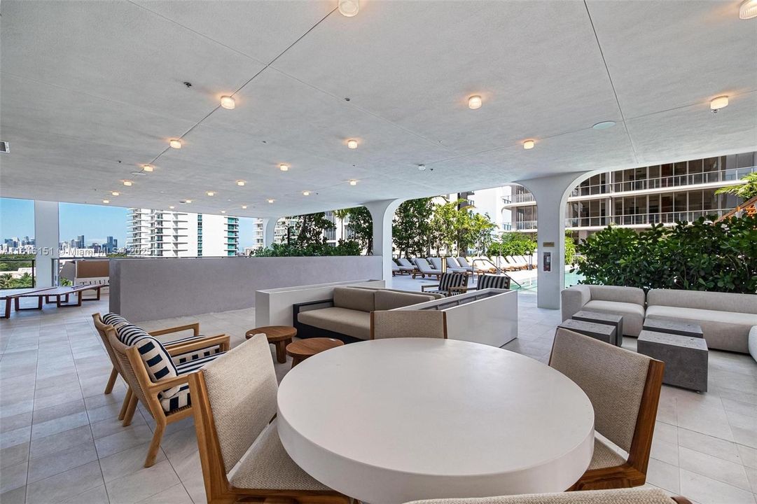 Recently Sold: $1,650,000 (2 beds, 2 baths, 1310 Square Feet)