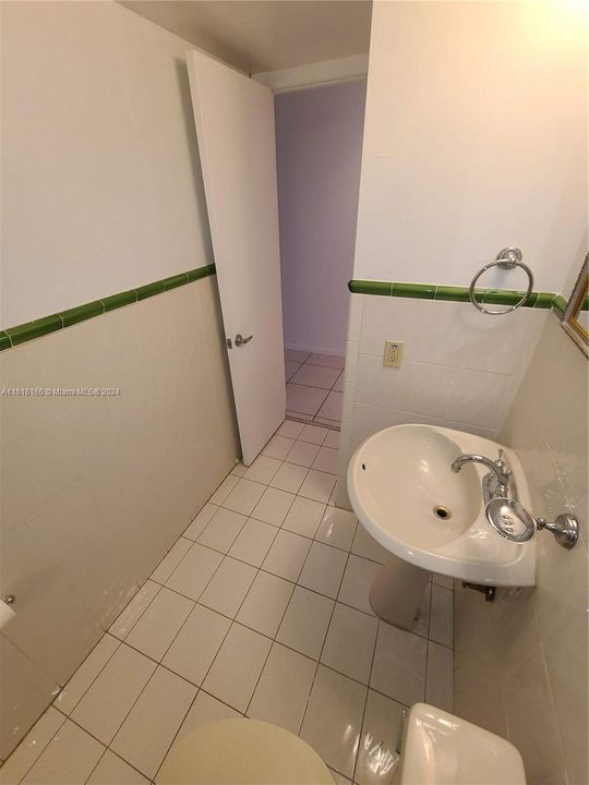 Guest Bathroom / Powder room