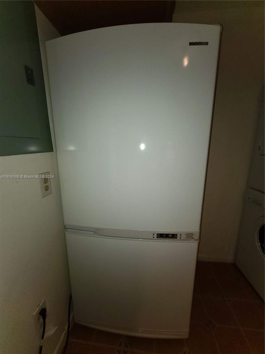 Newer refrigerator with bottom freezer!