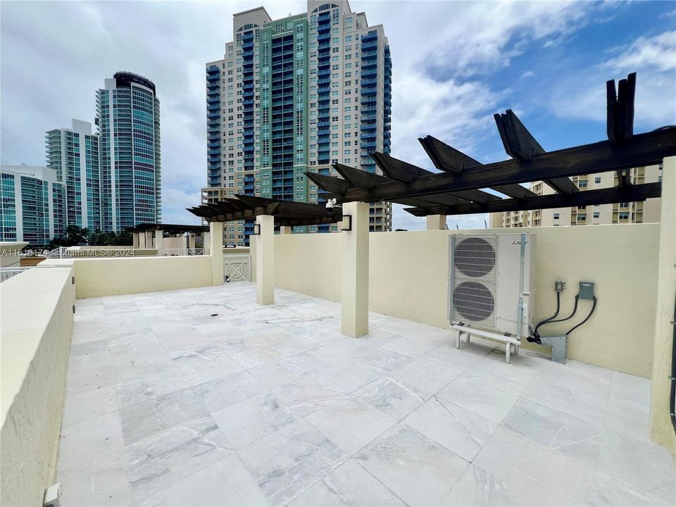 For Sale: $1,400,000 (2 beds, 2 baths, 1280 Square Feet)