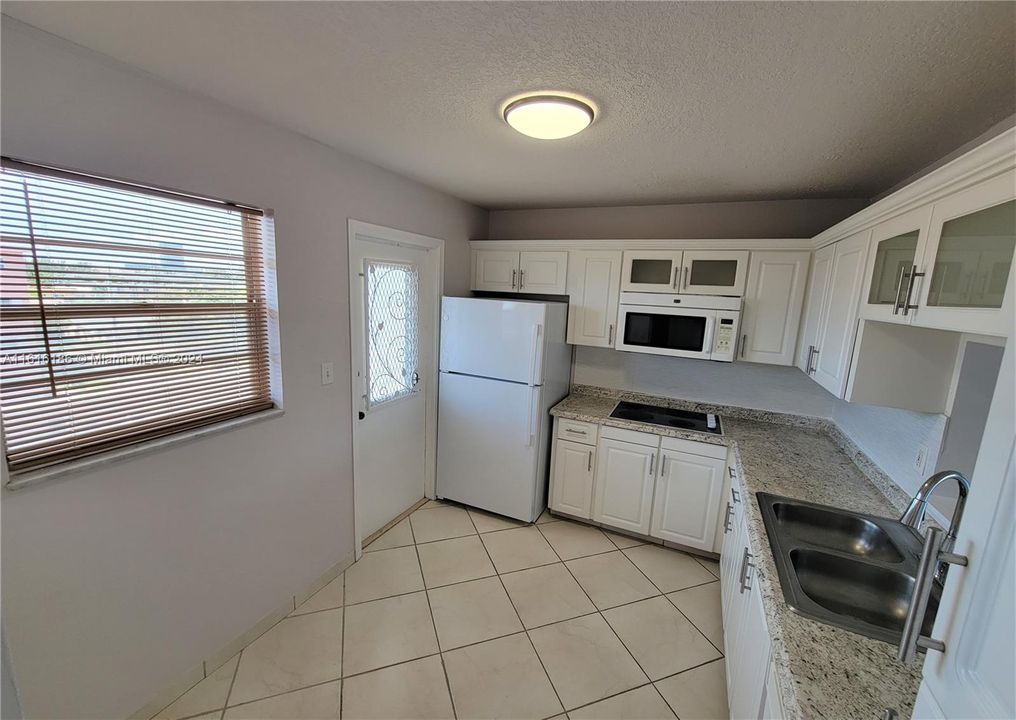 For Sale: $275,000 (2 beds, 2 baths, 1092 Square Feet)