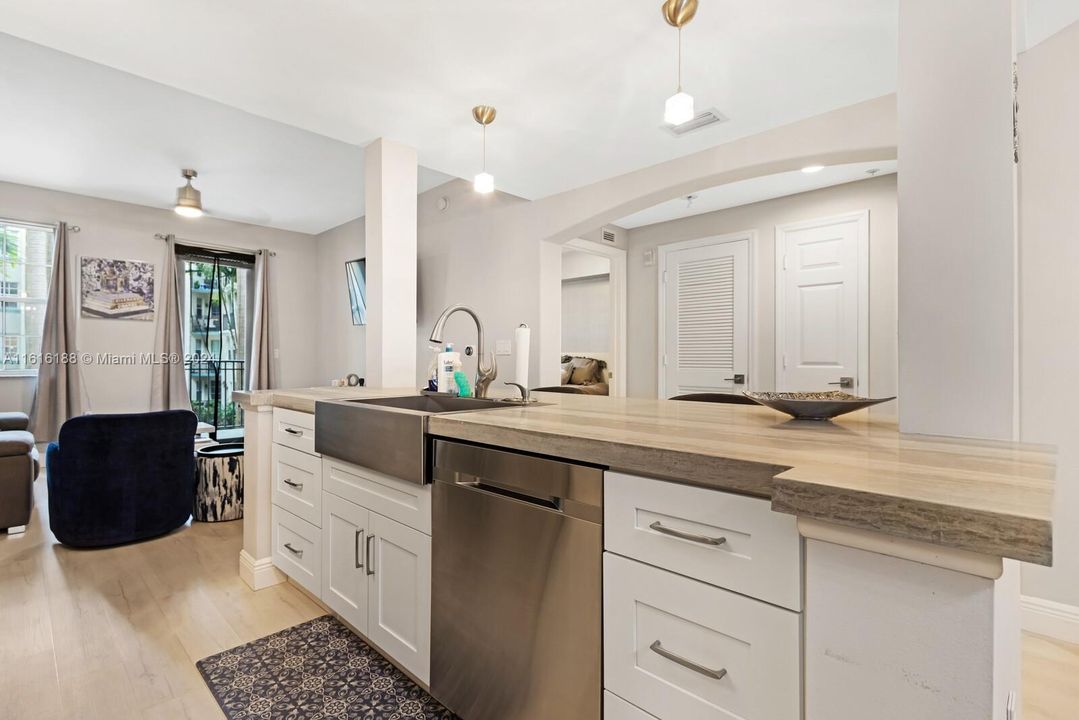 For Sale: $399,000 (1 beds, 1 baths, 780 Square Feet)