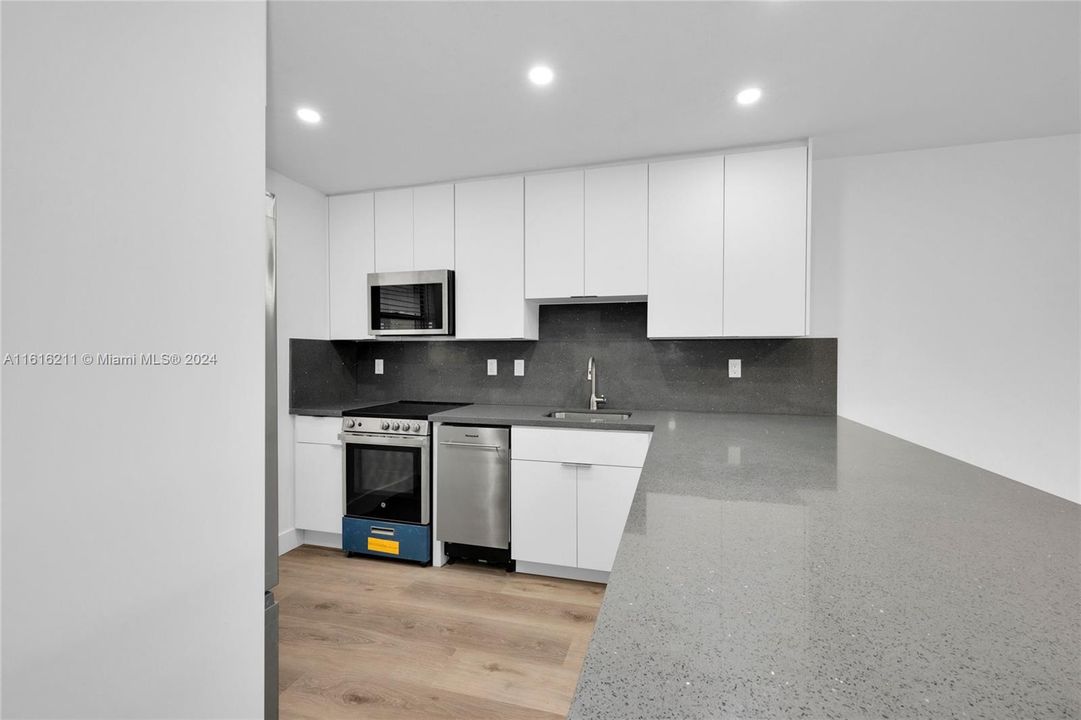 For Rent: $2,600 (2 beds, 2 baths, 999 Square Feet)