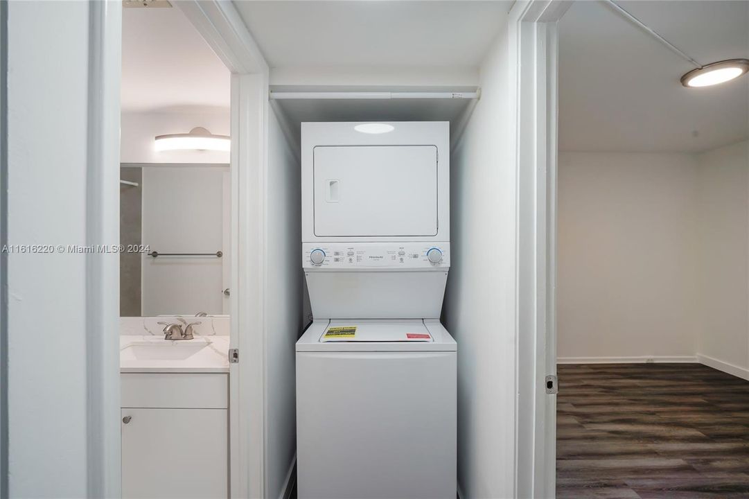 For Sale: $345,000 (2 beds, 2 baths, 1100 Square Feet)