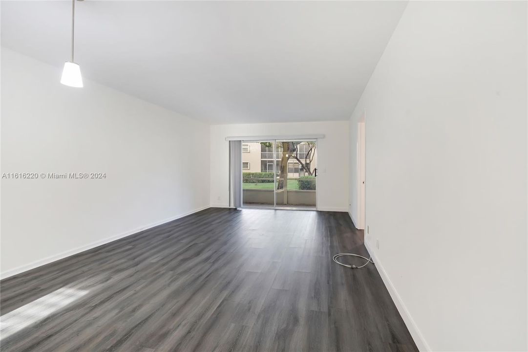 For Sale: $345,000 (2 beds, 2 baths, 1100 Square Feet)