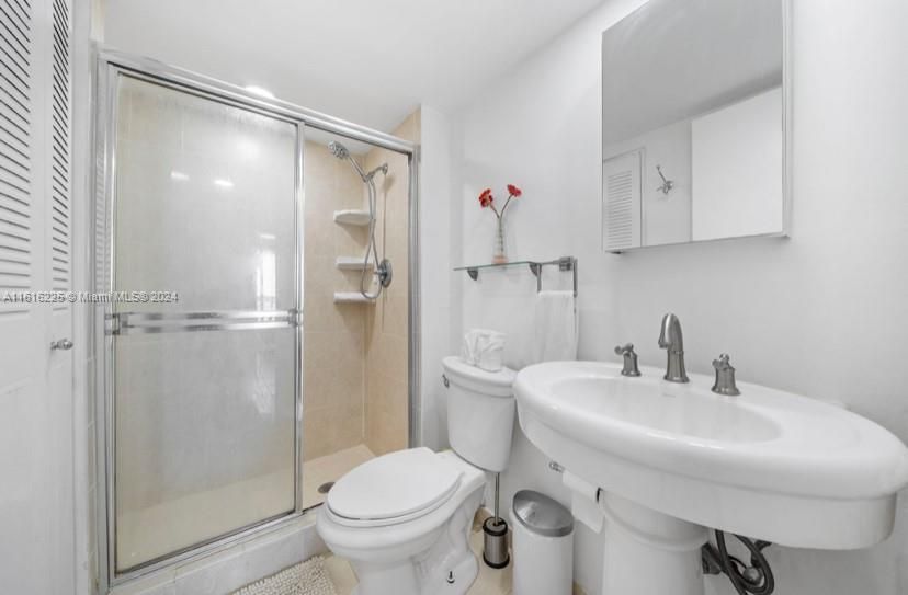 For Sale: $215,000 (1 beds, 2 baths, 861 Square Feet)