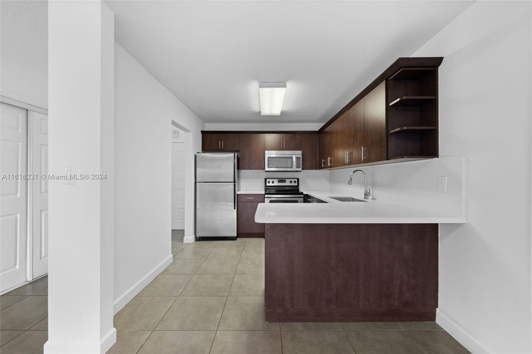 For Sale: $255,000 (2 beds, 1 baths, 1035 Square Feet)