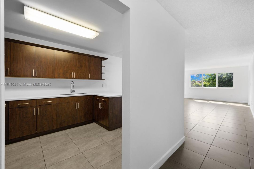 For Sale: $255,000 (2 beds, 1 baths, 1035 Square Feet)