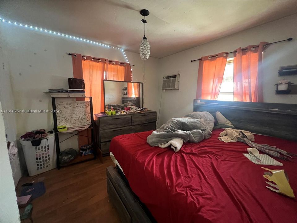 En Venta: $549,000 (5 camas, 2 baños, 1576 Pies cuadrados)