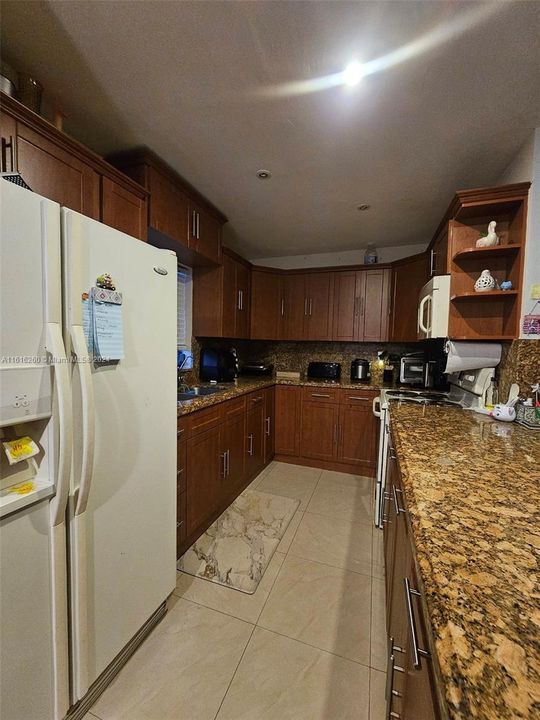 For Rent: $2,400 (2 beds, 2 baths, 1057 Square Feet)