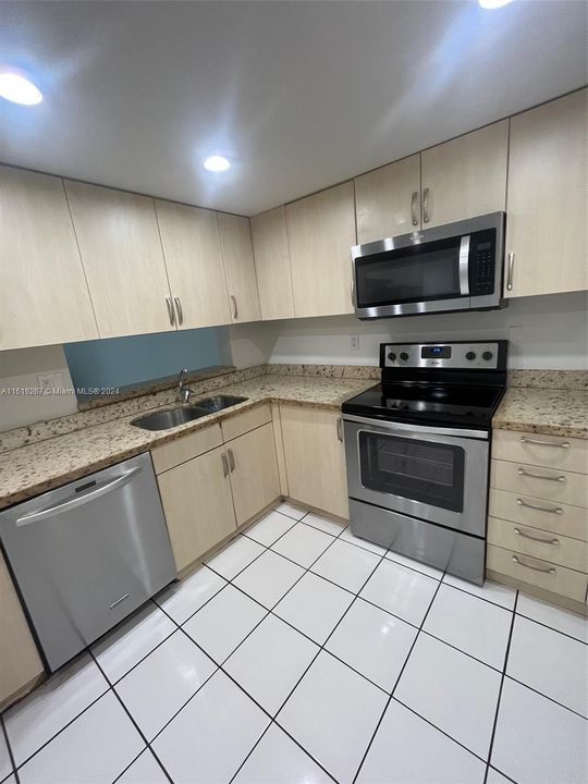 For Sale: $270,000 (2 beds, 2 baths, 965 Square Feet)