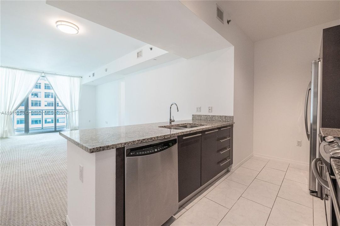 For Sale: $499,000 (1 beds, 1 baths, 774 Square Feet)