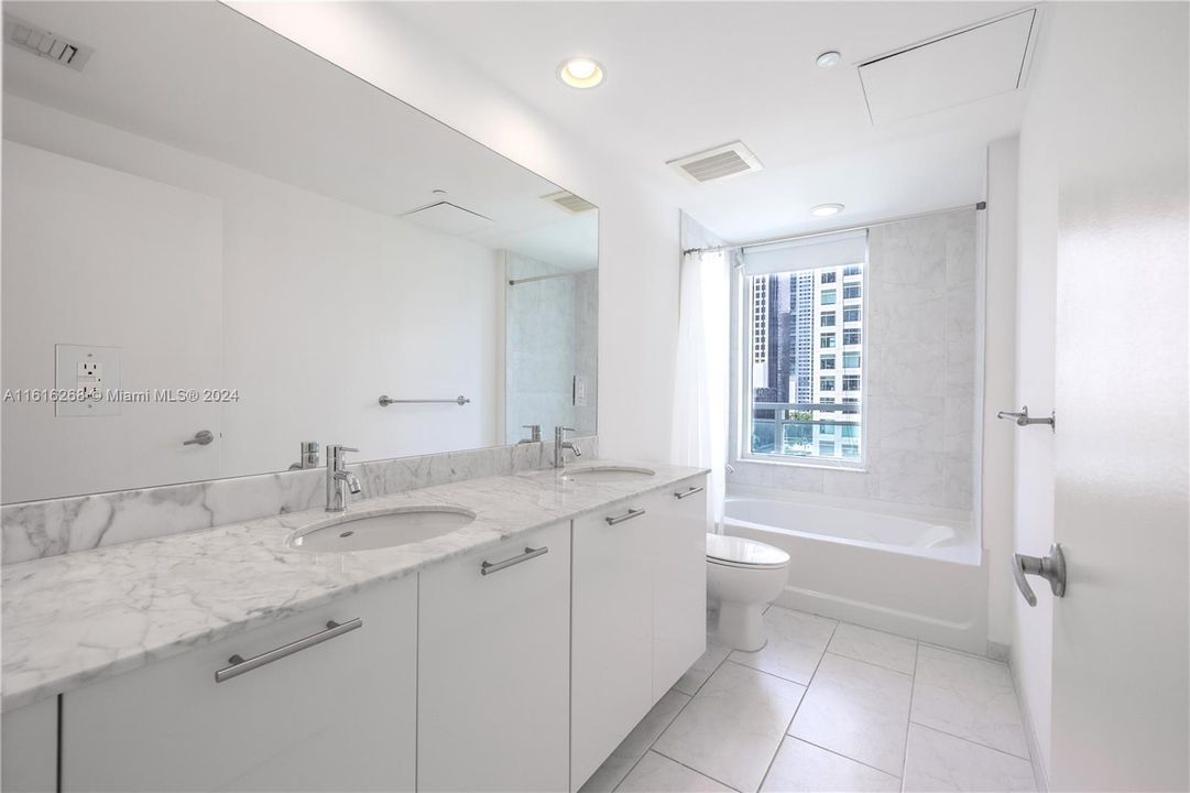 For Sale: $499,000 (1 beds, 1 baths, 774 Square Feet)