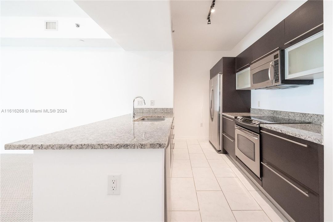 For Sale: $499,000 (1 beds, 1 baths, 774 Square Feet)