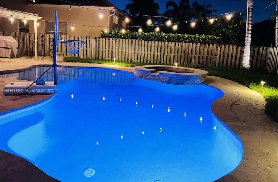 En Venta: $915,000 (4 camas, 3 baños, 2438 Pies cuadrados)