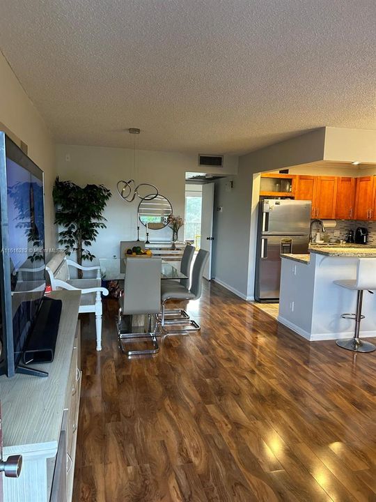 For Sale: $189,000 (1 beds, 1 baths, 811 Square Feet)