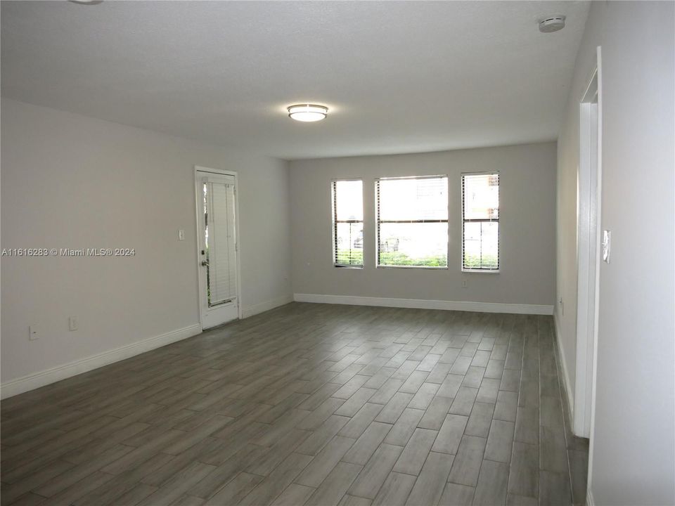 For Rent: $2,400 (2 beds, 2 baths, 1053 Square Feet)