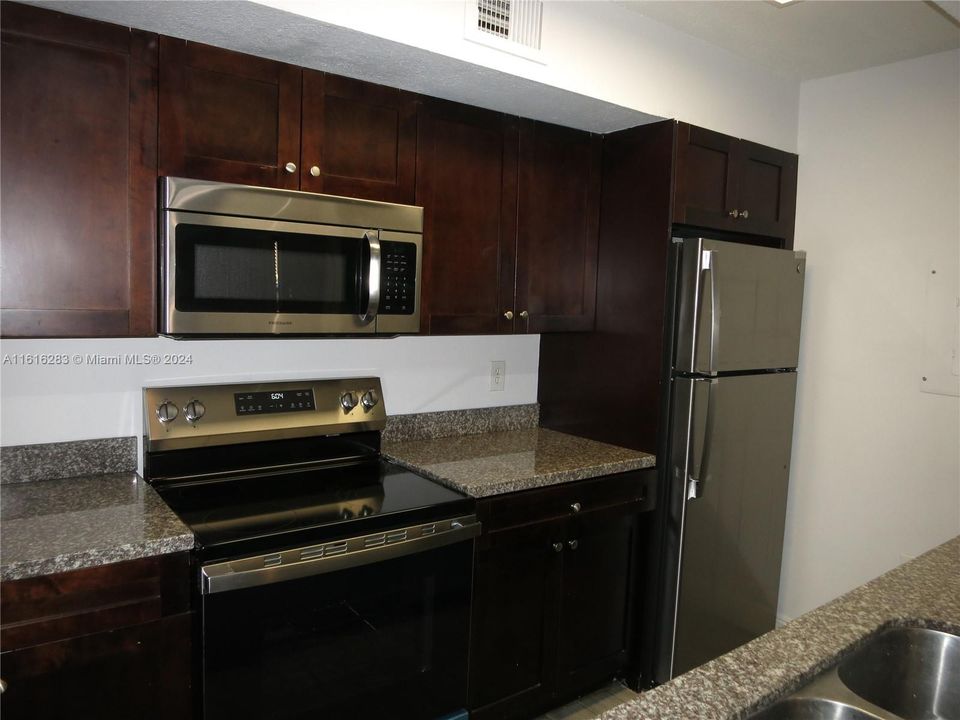 For Rent: $2,400 (2 beds, 2 baths, 1053 Square Feet)