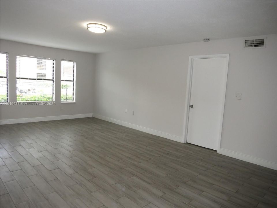 For Rent: $2,400 (2 beds, 2 baths, 1053 Square Feet)